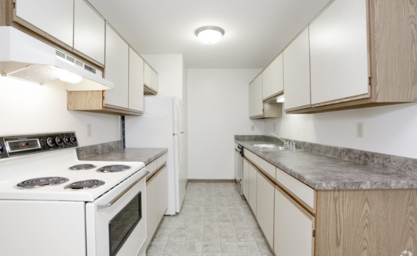 stonegate-apartments-kenosha-wi-2-bedroom-800-sf-kitchen
